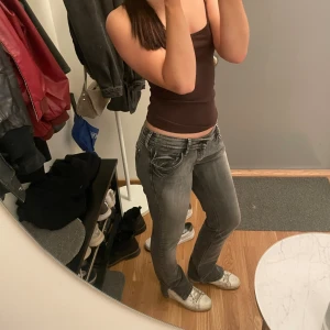 Lågmidjade jeans med slitt - Jättesnygga lågmidjade jeans från levis med en slitt jag fixat själv!💕