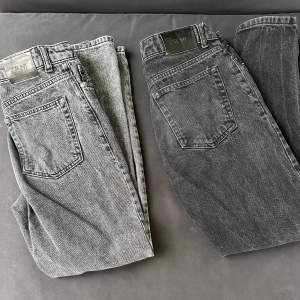 två par snygga grunt jeans i storlek 170 båda två. Ena är grå och andra är svart. skicket är bra 9/10☺️ Hör av er vid frågor&bilder🤩