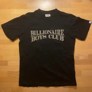 Stilren T shirt från Pharell Williams märke Billionare Boys Club. Bra skick. Varan stryks vid eventuellt köp!