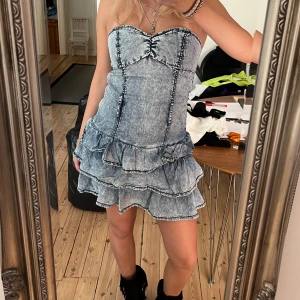 Jeansklänning - Jättesnygg jeansklänning, säljer på grund att jag har en liknande😍