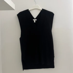 Stickad väst - Stickad väst från H&M. Knappt använd, i fint skick. XS men passar även en S.