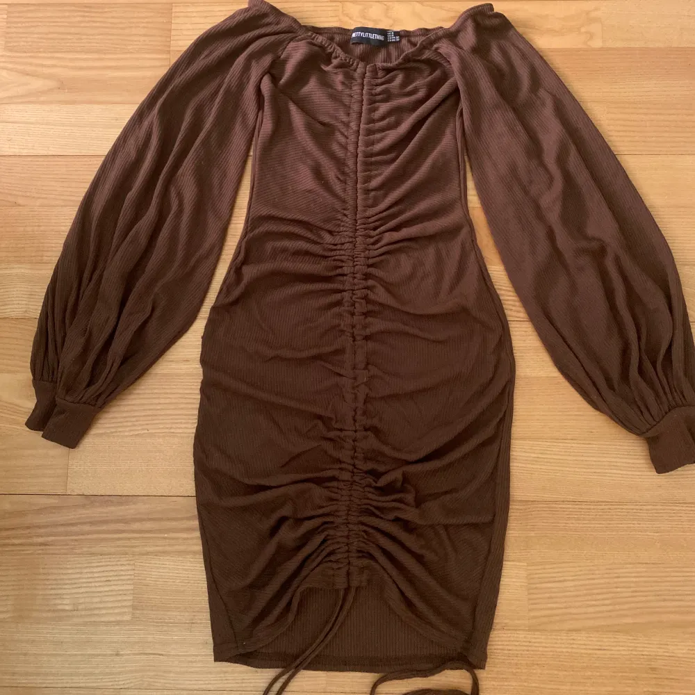 Säljer denna mörkbruna festklänning från Pretty little thing i storlek 32/0. Passar en XS. Använd endast en gång och säljer för att den aldrig kommer till användning. Är i nyskick!  Säljer för 50 kr💕. Klänningar.