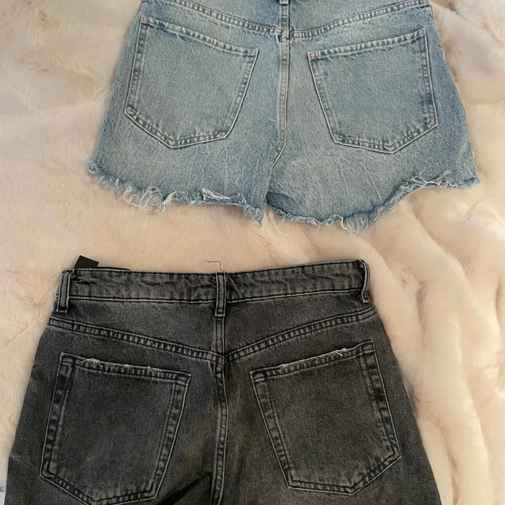 Säljer dessa jeans shorts från Zara. Båda för 250kr eller ett par för 150kr🫶🏼 Storlek 36 på båda. Skriv för fler frågor💓. Shorts.
