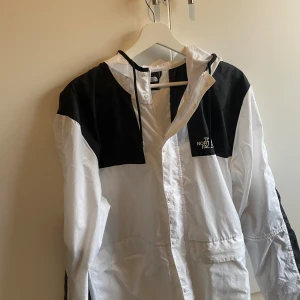 North face vindjacka - North face vindjacka storlek Xl men passar sväng L, Använd 1 gång så den är som ny.