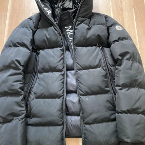 Gammal moncler jacka  - Säljer nu min gamla moncler jacka för den är för liten. Den är i helt okej skick skulle kanske behövers en liten tvätt med vatten ba.  Skriv om du har har några frågor eller om du vill ha flera bilder.