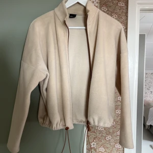 Fleecetröja  - Super mysig fleece från Gina croppad du kan själv ändra ner till hur mycket du vill att den ska sitta åt  