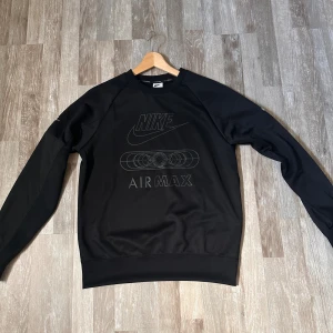 Nike Air Max Tröja - Svart Nike Air Max tröja köpt på JD, säljer för storleken var fel, använt väldigt fåtal ggr. 