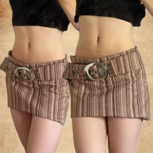 Y2k vintage brun minikjol - Snygg minikjol med inbyggt bälte! Den har dragkedja på sidan för att knäppa.