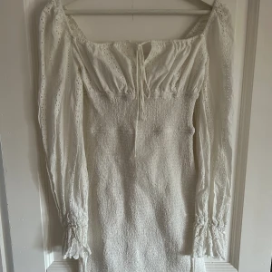 Adoore klänning  - Vit adoore klännng köpt för ca 2 år sedan, andvänd endast ett fåtal gånger. 