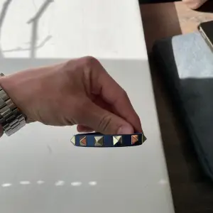 Säljer nu detta sjukt feta armband från Valentino! | Väldigt fint skick | nypris 3000 kr mitt pris 1149 kr | Allt Og ingår | Hör av dig vid fler frågor eller funderingar!