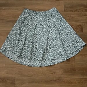 Grön blomkjol - Storlek M/L inte använd allas ofta så i bra skick