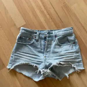 Ljusblåa jättefina Levis jeans shorts! Dom är i nyskick och nästan aldrig använda! Säljer då dom är lite små för mig❣️ Perfekta nu till sommaren!! Nypriset va va 850 men säljer för 500.  Pris kan diskuteras!!!