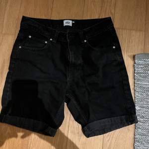Svarta jeans shorts från HM Storlek S
