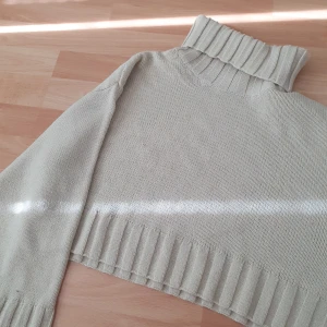 Stickad polotröja  - Stickad polotröja. Söt till hösten även på en sval junikväll 🌞 från H&M!! Säljer pga använder inte. Bra skick inga fläckar