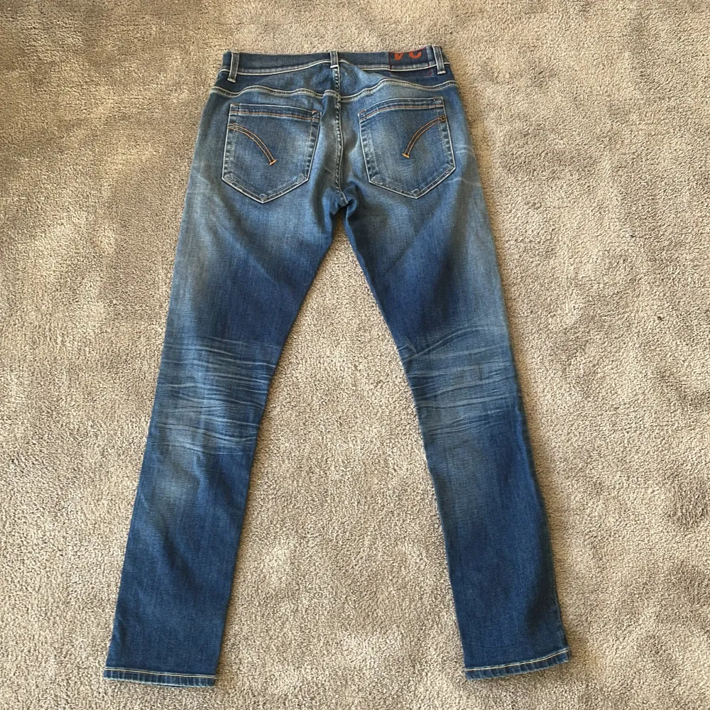 Säljer nu dessa dondup jeansen i färgen blå som är i storleken 34. Skicket är 8/10. Vid frågor och funderingar är det bara att höra av sig. Mvh Regal . Jeans & Byxor.