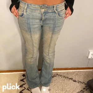 Lågmidjade jeans - Jättefina lågmidjade bootcut jeans ifrån Bershka i storlek 36💓 skulle även kunna passa 34! Första bilden är lånad!!💕💕inga slitningar och nästan som nya! Skriv för fler frågor