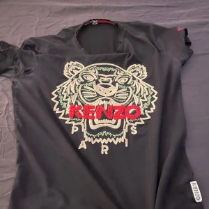 Kenzo tröja  - Kenzo tröja i strl S, sitter tight i armarna.  