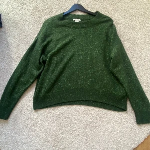 Glittrig Tröja - Super söt Glittrig Stickad Tröja från HM🩷 Använd några gånger☺️