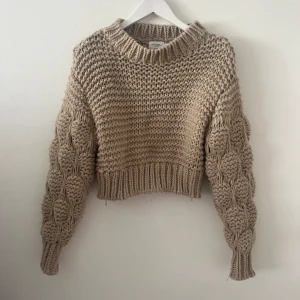 Stickad tröja  - Otroligt fin stickad tröja, då den tyvärr ej används så säljer jag den🤗 lite använd men ser ut som ny! Strl xxs/xs men skulle säga att den sitter som en xs 😊