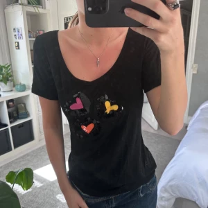 T-shirt - Ascool t-shirt med tryck och paljetter, nyskick.❤️‍🔥