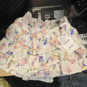 Kjol - Oanvänd kjol från zara. 150kr❤️