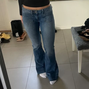 Mavi jeans - Supersnygga Mavi jeans som tyvärr är för långa för mig (jag är 163) Det är ett litet slitage på botten av byxbenen (se bild 4 & 5) men inget som direkt syns🥰