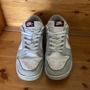 Nike dunk lottery grey - Säljer mina Nike dunk lottery grey för att jag har köpt nya skor. Skicket är helt okej där av priset.
