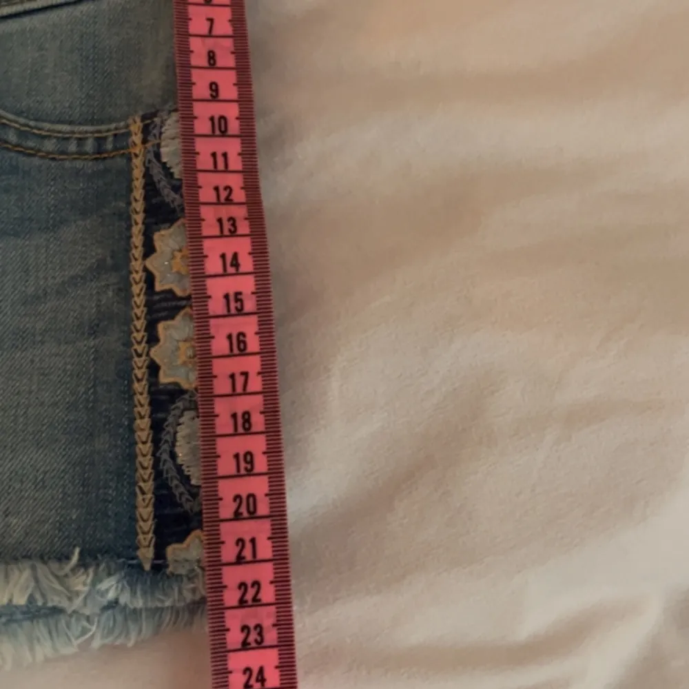 As snygga lågmidjade jeansshorts från Hollister med snygga detaljer!! Strl ”23/00” midjemåttet är rakt över 35 cm och längden är 22cm (lite längre där bak)💞 använd ”köp nu”!🌸. Shorts.
