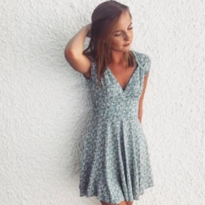 Blommig sommarklänning - Klänning från ralph lauren, säljer då den tyvärr blivit för liten för mig. Super fint skick. Storlek 2, skulle säga att det är en xs 