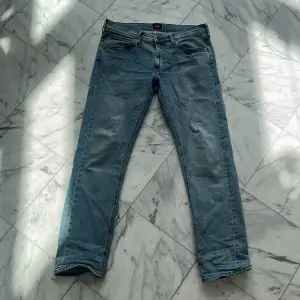 Säljer dessa Lee jeans, skulle säga att de passar Slim fit. Storleken är W33 / L32. Skicket är 9/10 och priset är diskuterbart.  Skriv gärna vid frågor!