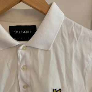 Piké Lyle&Scott - Vit piké från Lyle&Scott i storlek S🤍plagget är i fint skick med små tecken på användning