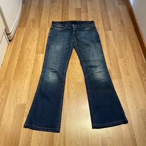 (28) Lågmidjade bootcut jeans från wrangler, midjemått rakt över: 37cm, innerbenslängd: 80 cm STRETCHIGA! 🩵