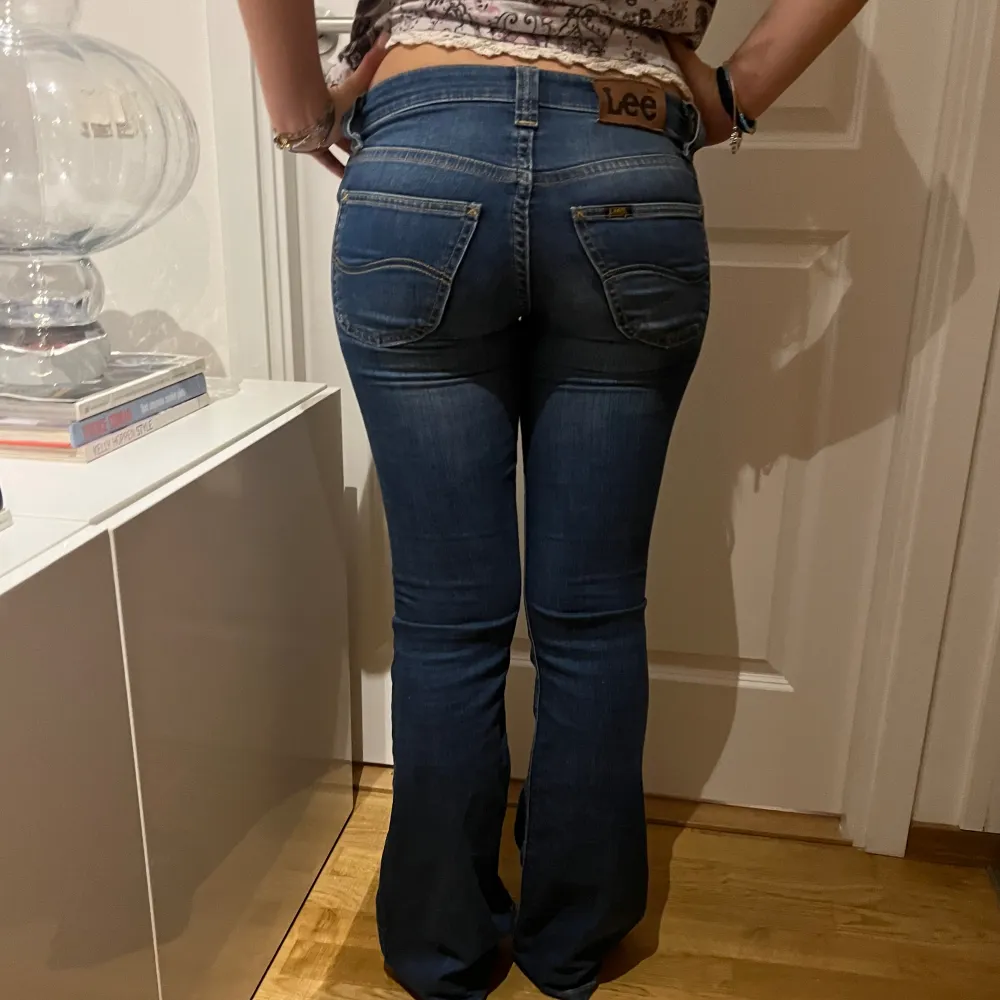 Snygga lågmidjade bootcut jeans från Lee 🥰 midjemått: 35cm rakt över Innerbenslängden: 84cm❤️❤️. Jeans & Byxor.