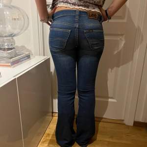 Snygga lågmidjade bootcut jeans från Lee 🥰 midjemått: 35cm rakt över Innerbenslängden: 84cm❤️❤️