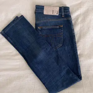 Säljer dessa superfina jeans ifrån tiger of Sweden i denna supersnygga blå färg. Jeansen sitter slim och snyggtmen något mindre än storleken. Skriv om ni har frågor eller lägg gärna prisförslag då priset inte är hugget i sten.