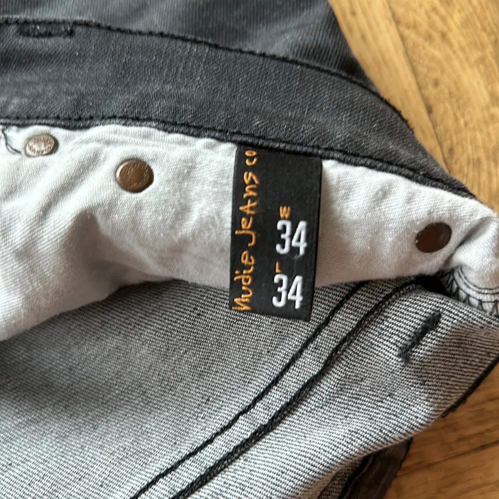 Mörkgrå/svarta jeans stl 34/34. Fint skick. Obetydligt använda. . Jeans & Byxor.