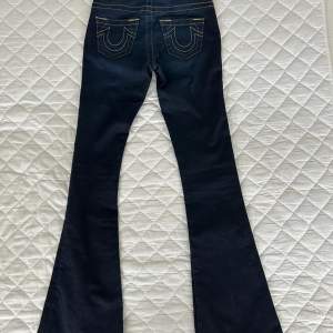 True religion jeans i stretch, storlek xs, beninnerlängd 81 cm💕