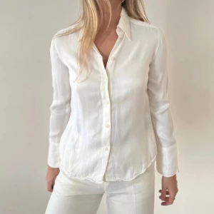 Satinskjorta - Fina skjorta. Tyvärr så har den inte kommit till så stor användning för mig och hoppas att den får en ny ägare.  Kommer ifrån ett rök och djurfritt hem! Har du fler frågor så kontakta gärna mig.  Se mina övriga annonser 🌸