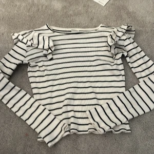 Långärmad tröja💗 - Jättegullig långärmad tröja från Zaras barnavdelning💗 använd ett fåtal gånger men är som ny💕 kan tänka mig att mötas upp i Stockholmsområdet😊