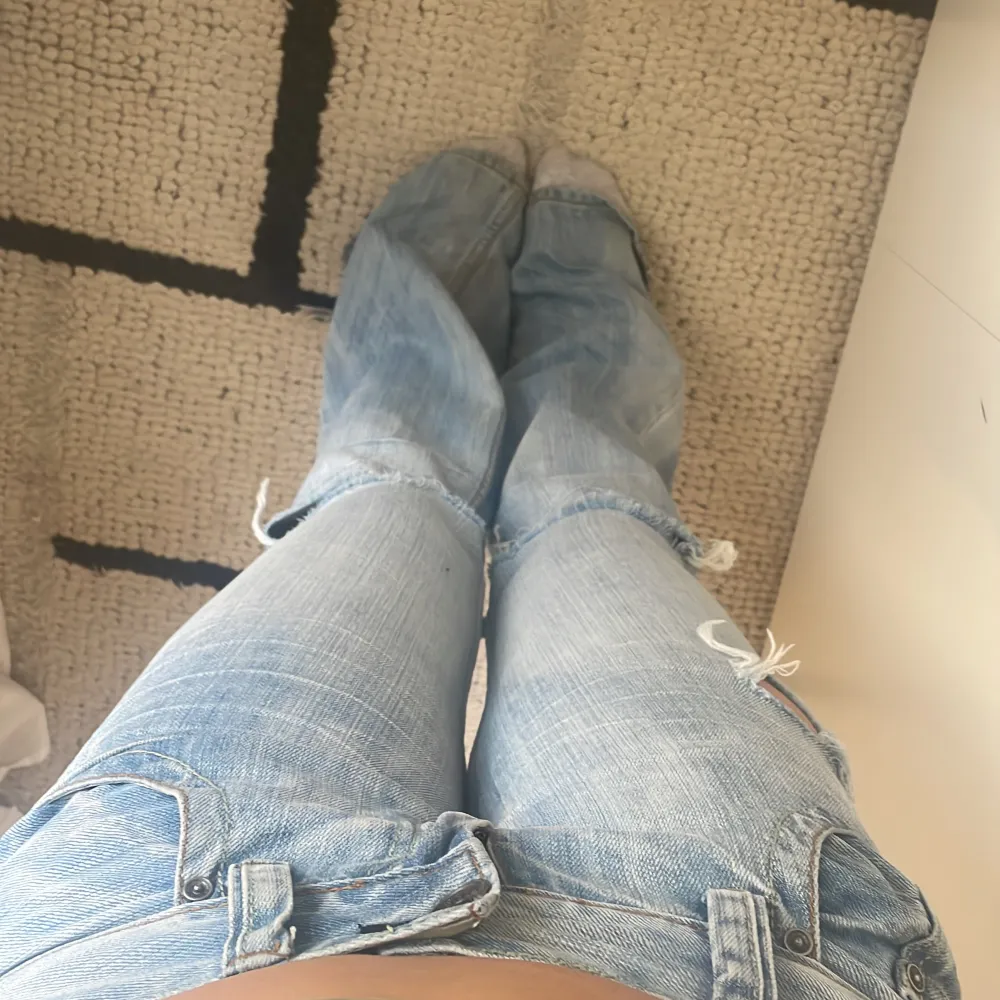 Så snygga lågmidjade jeans!! Lite slitna längst ner vid benet men det syns inte när man går. Jeans & Byxor.