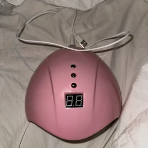 UV lampa - Lampa för naglar. En UV lampa som har 3 olika knappar, en för 90s, en för 60s och en för 30s. 