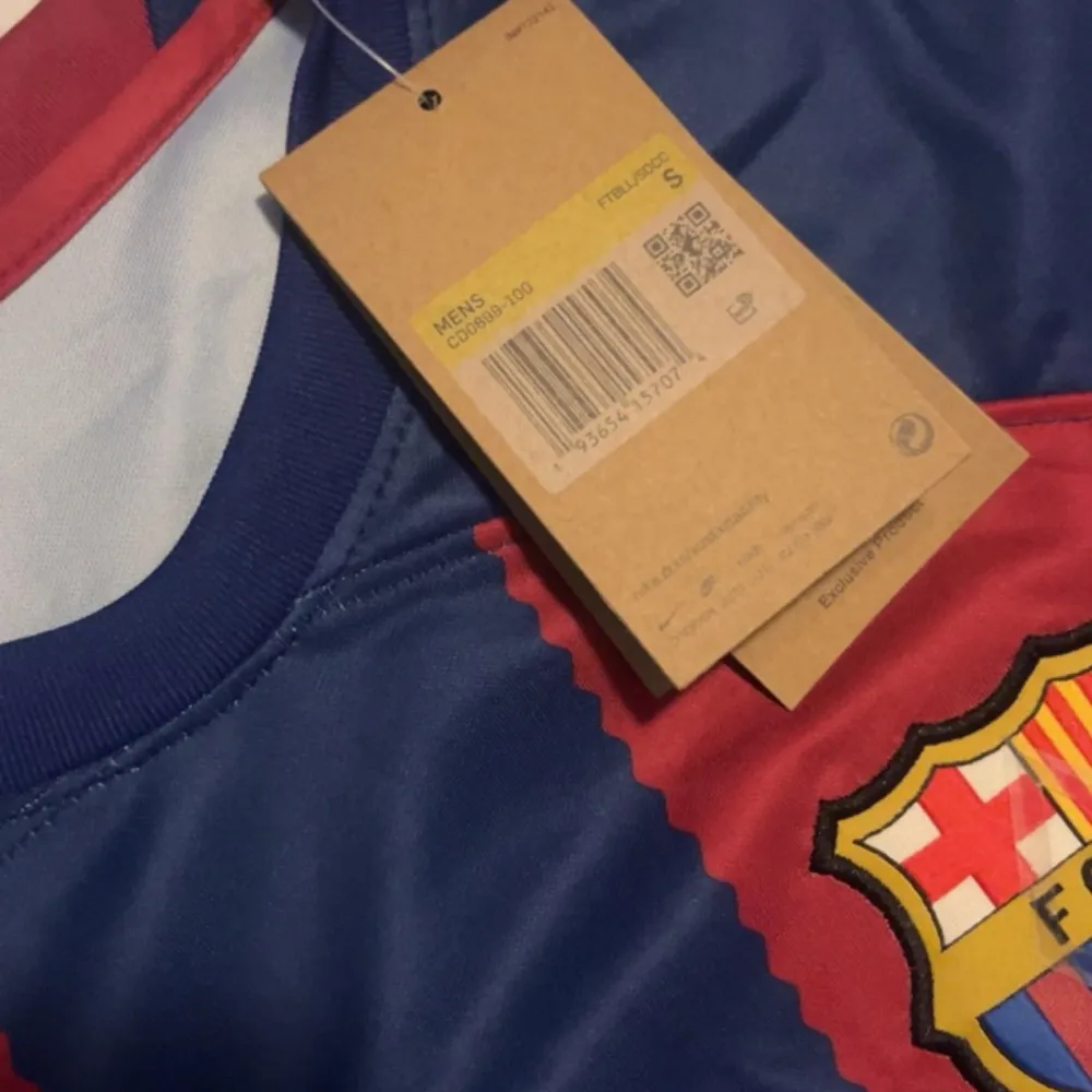 Helt ny Barca tröja perfekt nu till sommaren . T-shirts.