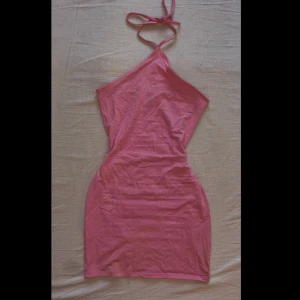 Rosa klänning - Använt några gånger men kommer ej till användning längre. Inget fel på den Storlek xs 