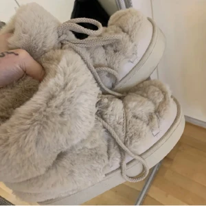 H&M fur boots slutsålda  - Har endast testat skorna då det var försmå för mig så de är i nyskick!  Storleken är 36 men passar 37💞