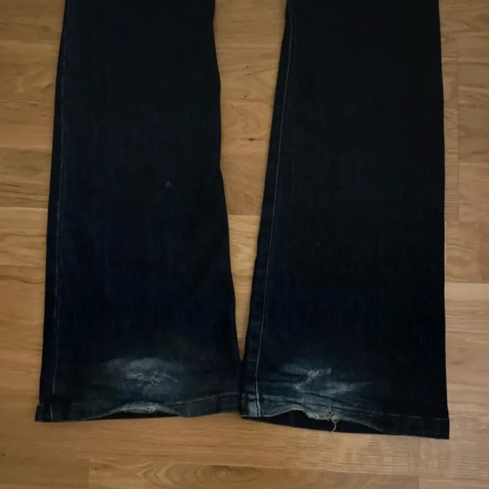 (Första bilden är lånad) men säljer mina super fina jeans❤️säljer för att de är lite små❤️ jeansen är lite slitna där back men annars i väldigt bra skick❤️ny pris är ca 2500❤️❤️. Jeans & Byxor.