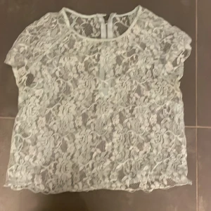  spets - Söt topp i spets i fint skick 