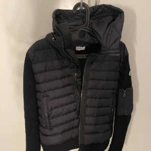 Moncler cardigan  - Säljer en riktig fin Moncler cardigan storlek 2. Som är i ett riktigt bra skick