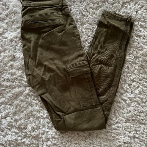 Cargobyxor  - Gröna cargobyxor från newyorker  storlek 34  tajta byxor med mid/low waist 