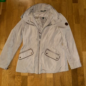 Ralph Lauren Field jacket - Jätte snygg lauren ralph lauren field jacka för tjejer men också unisex. Skick 9/10 det finns inga hål eller fläckar.  storlek Xs men kan också passa S.       ⚫️GrischSelection⚫️