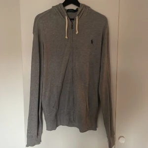 Ralph lauren zip-hoodie - En tunn Ralph lauren zip-hoodie. Aldrig använd var för liten. Pris kan diskuteras